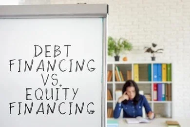 An infographic comparing the pros and cons of debt and equity financing, highlighting key differences to help businesses in Pakistan make informed decisions.