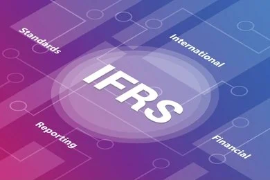 Graphic showing the transition to IFRS 17 in Pakistan’s insurance industry with focus on financial reporting, actuarial alignment, and regulatory compliance